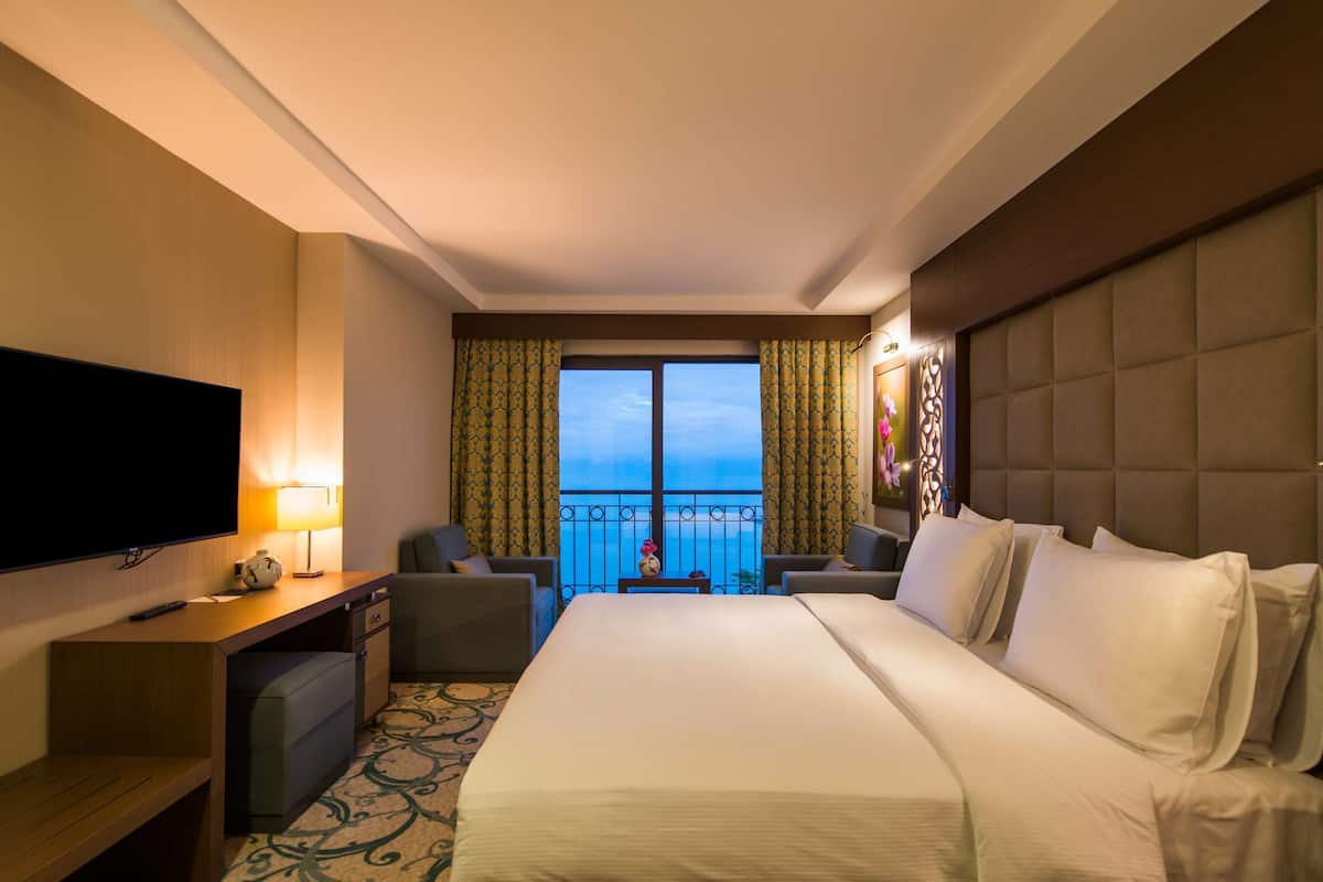 1 bedroom, premium bedding, minibar, in-room safe