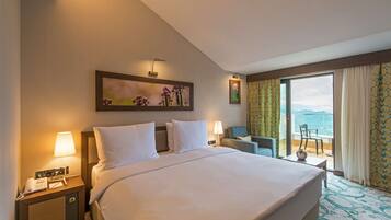 Hochwertige Bettwaren, Minibar, Zimmersafe, Schreibtisch