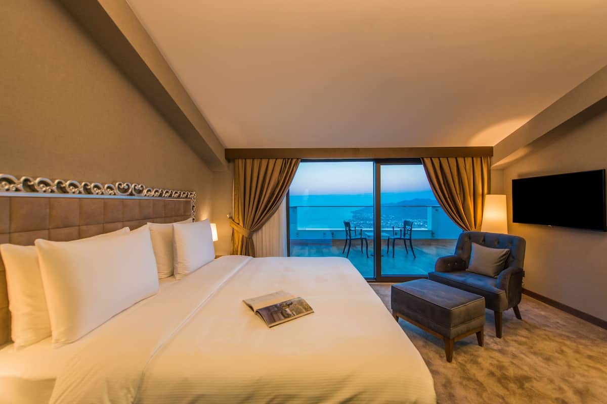 1 bedroom, premium bedding, minibar, in-room safe