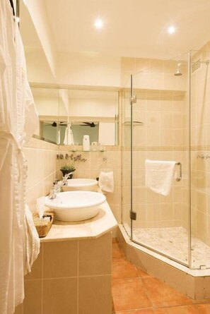 Standard Room King size or twin  | Bathroom | Free toiletries, hair dryer, bathrobes, slippers - Five Burnham (Umhlanga)