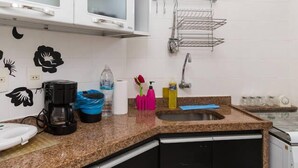 Departamento tradicional | Cocina privada | Refrigerador, microondas, horno y parrilla de estufa 