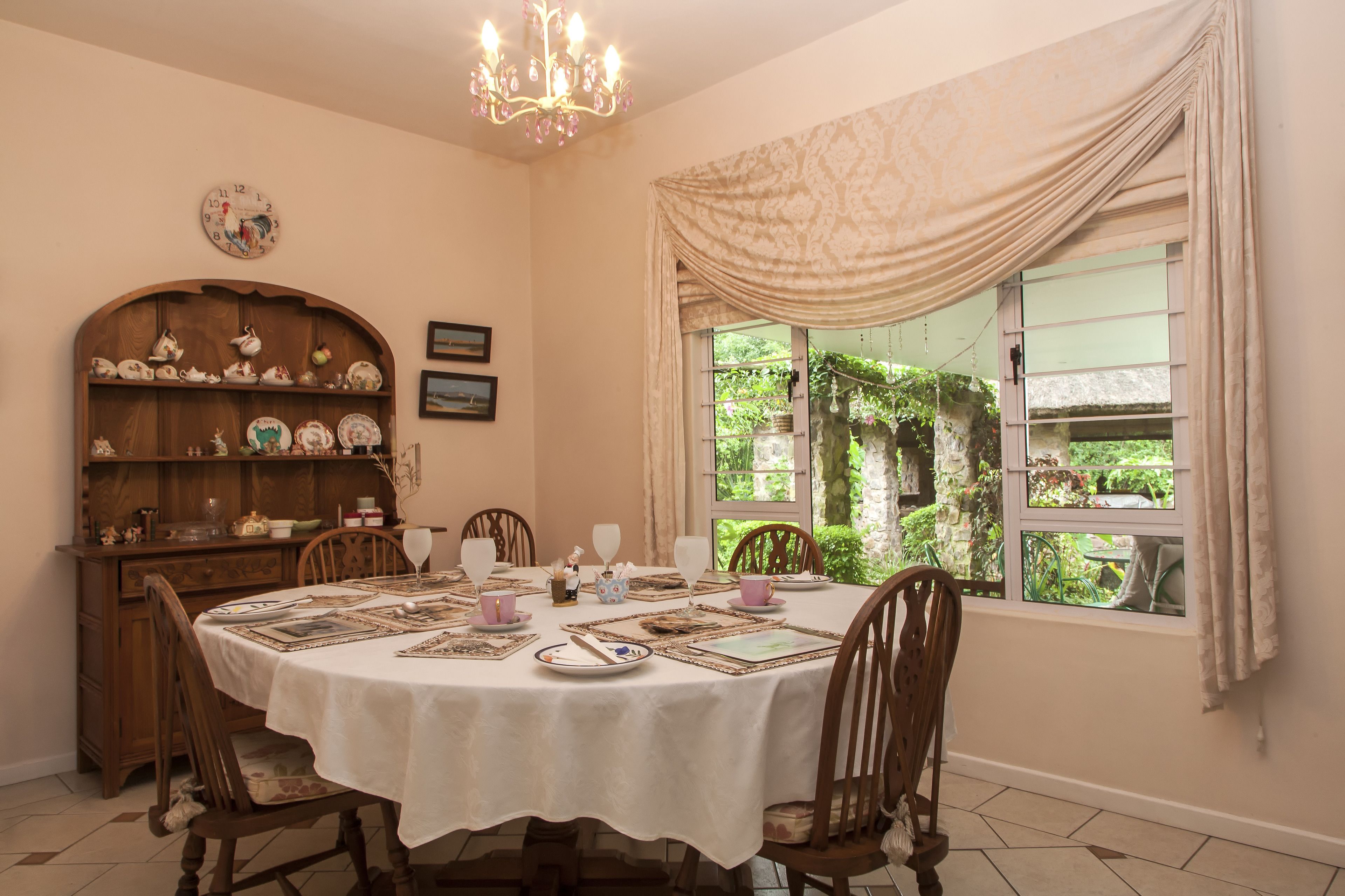 Daily full breakfast (ZAR 95 per person)