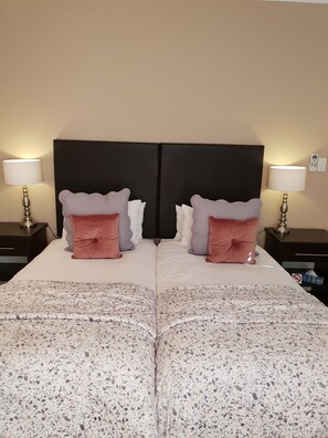 Superior Twin Room | Free WiFi, bed sheets - Oasis Shanti Backpackers (Oudtshoorn)