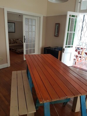 Outdoor dining - Oasis Shanti Backpackers (Oudtshoorn)