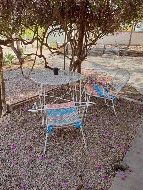 المنطقة المحيطة بالمنشأة