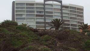 Un bâtiment moderne, doté de plusieurs étages et de grandes fenêtres.