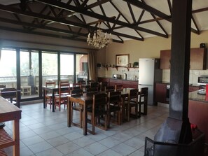 Mini-fridge, microwave, cookware/dishes/utensils, freezer - Ibis Place Guest House (George)