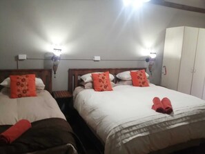 Egyptian cotton sheets, premium bedding, in-room safe - Ibis Place Guest House (George)