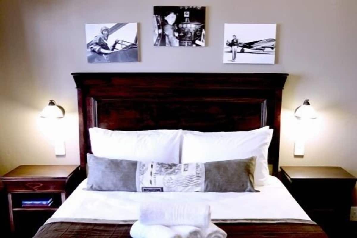 Amelia Earhart | Escritorio, cortinas blackout y tabla de planchar con plancha