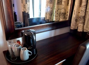 A wooden table with a coffee maker, two cups, and a tray. - Barnstormers Rest (Nkomazi)