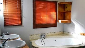 Flying Circus | Bathroom | Hair dryer, towels, soap, shampoo