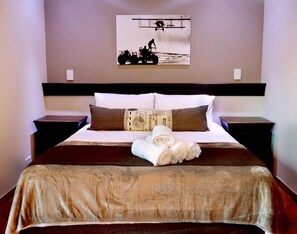 Black Cats | Skrivbord, mörkläggningsgardiner, strykjärn/strykbräda och gratis wi-fi