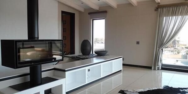 Casa estàndard, 3 dormitoris | Sala d'estar | Televisor i llar de foc