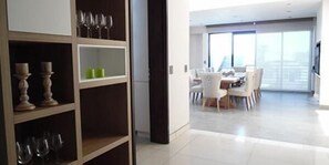 Casa estàndard, 3 dormitoris | Sala d'estar | Televisor i llar de foc