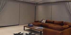 Maison Standard, 3 chambres | Salle de séjour | Téléviseur, foyer