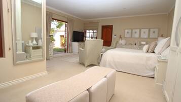 1 bedroom, Egyptian cotton sheets, premium bedding, in-room safe