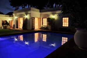 Outdoor pool - Constantia Garden Suites (Cape Town)