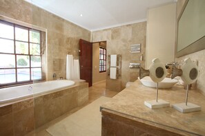 Apartamento standard, 1 quarto | Banheiro | Banheira e chuveiro separados, banheira de imersão