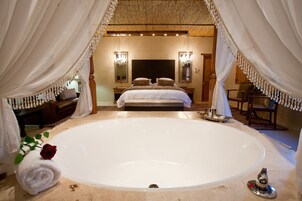 Honeymoon Suite, 1 Bedroom | Bathroom | Free toiletries, hair dryer, bathrobes, towels