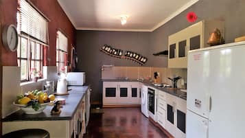 Comfort Cottage, 2 Bedrooms (Klip-Cottage) | Private kitchenette | Microwave, stovetop, electric kettle, cookware/dishes/utensils