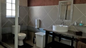 Comfort Cottage, 2 Bedrooms (Klip-Cottage) | Bathroom | Free toiletries, hair dryer, bathrobes, towels - KlipHuisjes (Dullstroom)