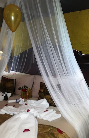 Romantic Suite, 1 Bedroom (Valentine Klip-Suite) | Premium bedding, in-room safe, individually decorated