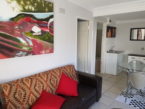 In-room safe, individually decorated, individually furnished, desk - Mi Casa Su Casa Boutique Accommodation (Johannesburg)