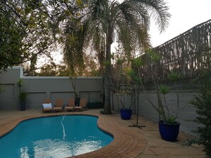 Outdoor pool - Mi Casa Su Casa Boutique Accommodation (Johannesburg)
