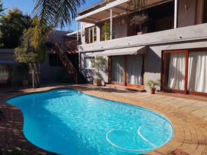 Outdoor pool - Mi Casa Su Casa Boutique Accommodation (Johannesburg)