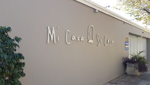 A building with the sign "Mi Casa Su Casa" on the wall. - Mi Casa Su Casa Boutique Accommodation (Johannesburg)