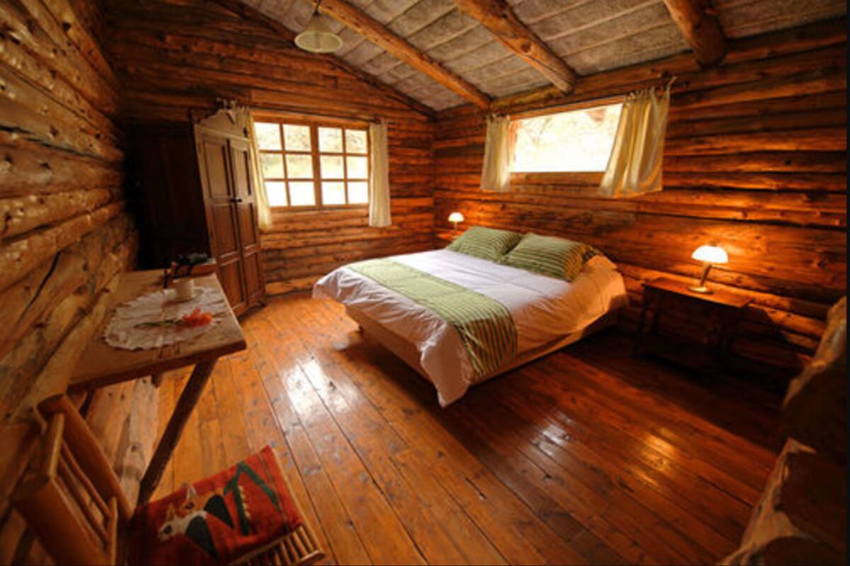 Chambre Confort double, 1 très grand lit | Lit de bébé (gratuit), lit d’appoint (supplément)