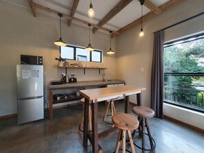 Deluxe Studio | In-room dining - Avo and Oak (George)
