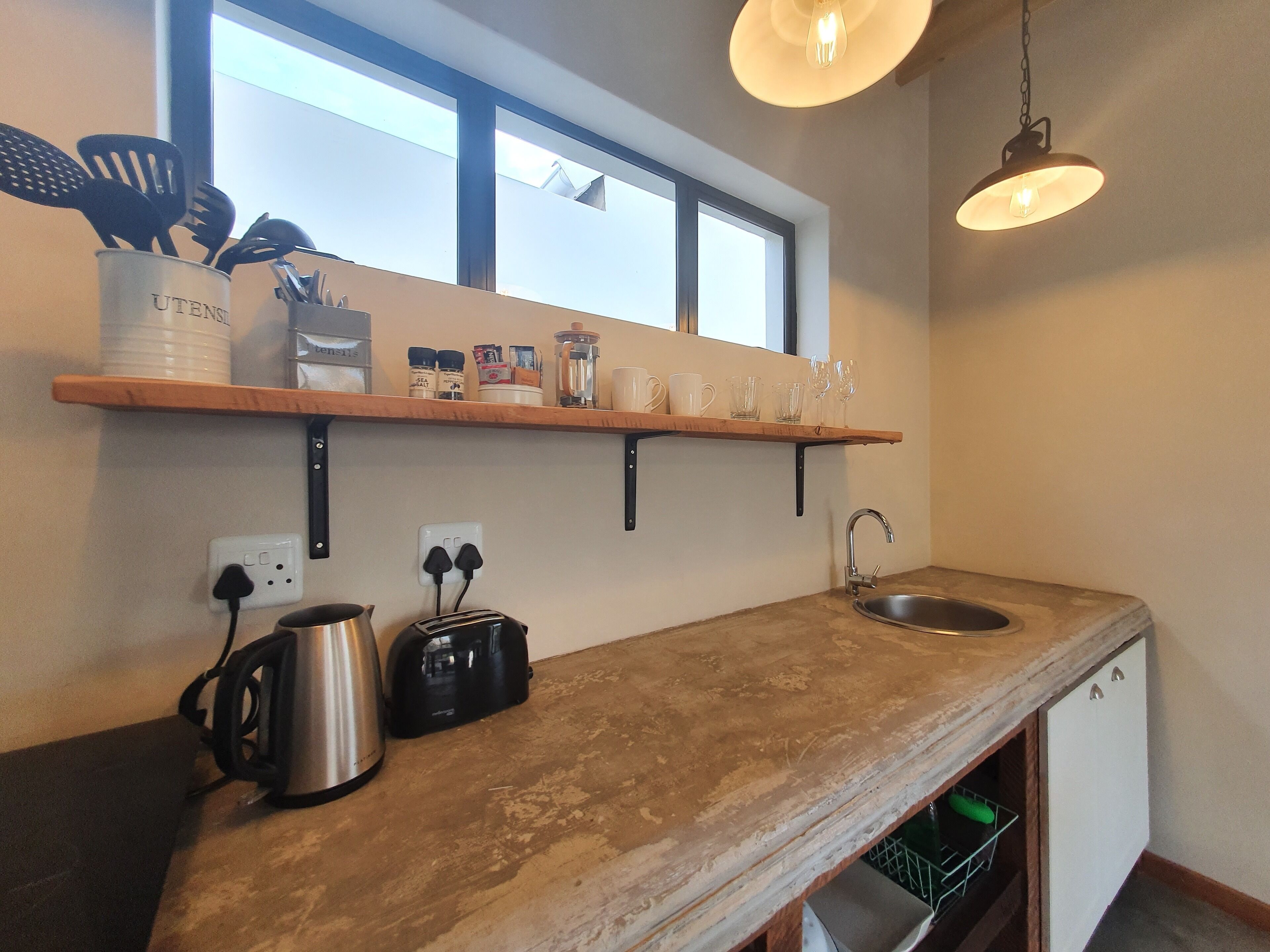 Deluxe Studio | Private kitchenette | Fridge, coffee/tea maker, electric kettle, cookware/dishes/utensils