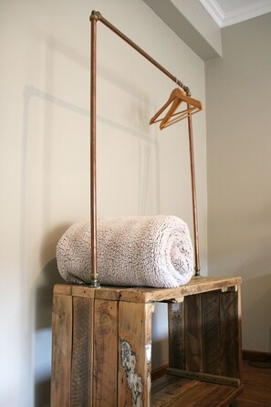 1 bedroom, Egyptian cotton sheets, premium bedding - Avo and Oak (George)