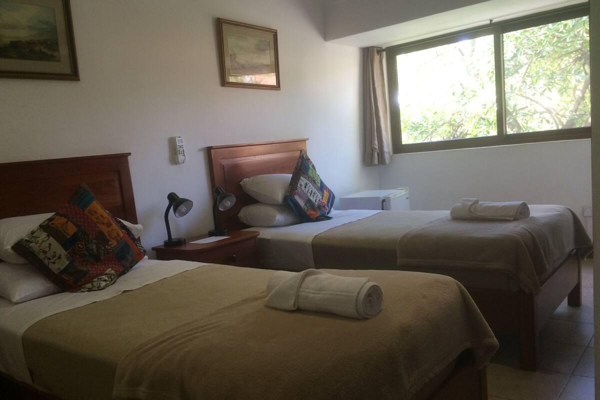 Habitación Confort con 2 camas individuales, 1 habitación, baño privado, vistas al jardín | Caja fuerte, escritorio, camas supletorias y wifi gratis