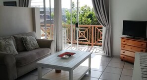 舒適客房, 1 間臥室 (Double with Sea View) | 客廳 | 32-吋平面電視、有線頻道、電視、 DVD 播放機