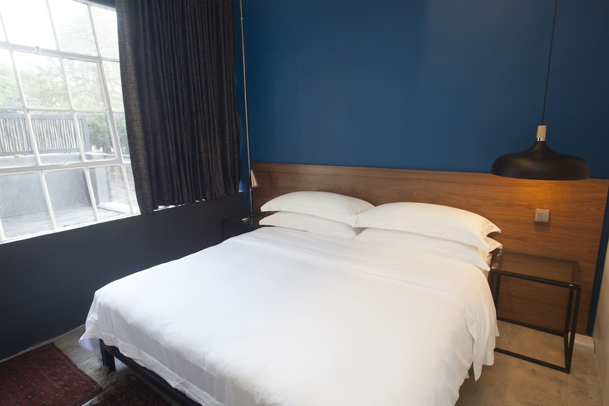 Deluxe Room, 1 Bedroom (The Media Room) | Cadar kapas Mesir, peralatan tempat tidur premium, gebar bulu kapas 