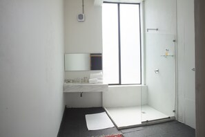 Habitación Deluxe, 1 habitación (The Cocoon) | Baño | Ducha y bañera combinadas y artículos de higiene personal de diseño