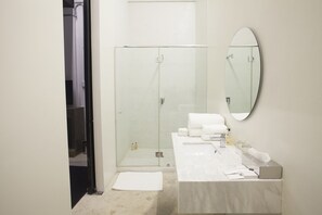 Quarto luxo, 1 quarto (The Basement ) | Banheiro | Chuveiro/banheira combinados, produtos de toalete de grife