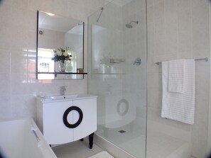 Combined shower/bathtub, free toiletries, towels