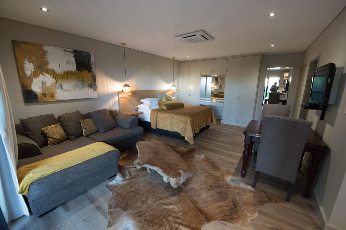 Deluxe Studio, 1 Queen Bed | 1 bedroom, in-room safe, individually decorated, individually furnished
