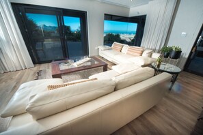 Luxury Apartment | Living area | Flat-screen TV - Vrede Self Catering (Cape Town)