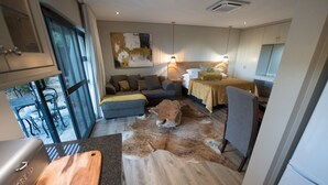 Eine moderne Küche mit Holzarbeitsplatte, Schneidebrett und einem Essbereich mit Tisch und Stühlen.