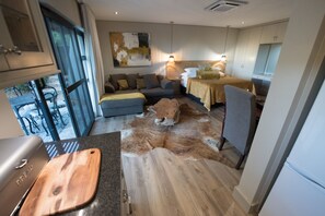 Deluxe Studio, 1 Queen Bed | In-room safe, individually decorated, individually furnished - Vrede Self Catering (Cape Town)