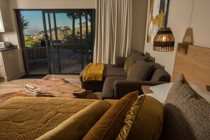 Deluxe Studio, 1 Queen Bed | In-room safe, individually decorated, individually furnished