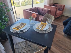 Deluxe Studio, 1 King Bed, Partial Ocean View (Studio) | In-room safe, individually decorated, individually furnished