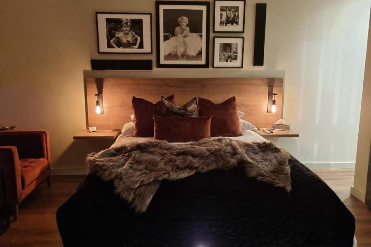 Deluxe Studio, 1 King Bed, Partial Ocean View (Studio) | 1 bedroom, in-room safe, individually decorated, individually furnished