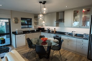 Luxury-Apartment | Eigene Küche | Kühlschrank, Mikrowelle, Herdplatte, Geschirrspüler