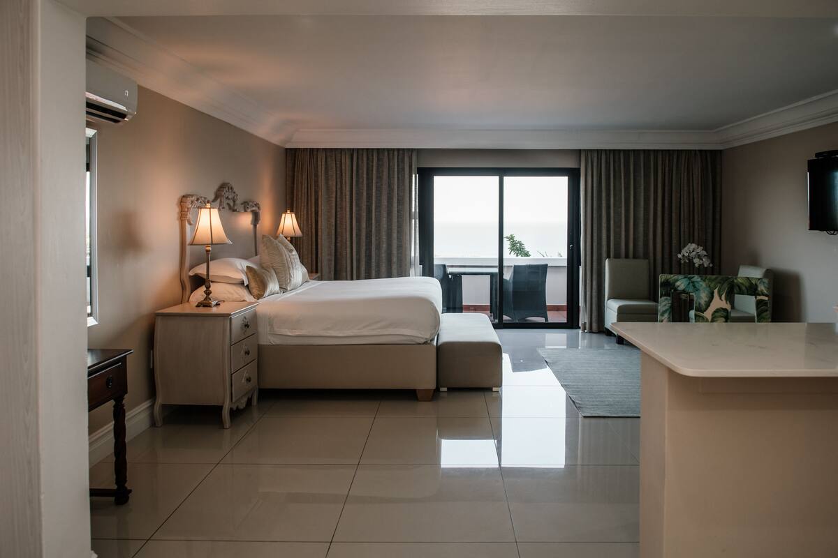 Honeymoon Suite, 1 Katil Raja (King), Ocean View | 1 bilik tidur, bar mini, peti besi dalam bilik