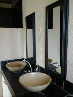 Self-Catering House  | Bathroom | Shower, towels - Hennies Rest (Nkomazi)